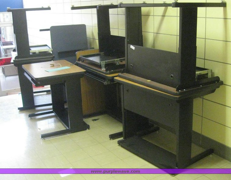 (9) computer desks in Des Moines, IA Item 6870 sold Purple Wave