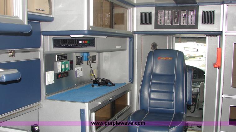 image for item 3145 1998 Ford E-450 Super Duty RV Medtec ambulance