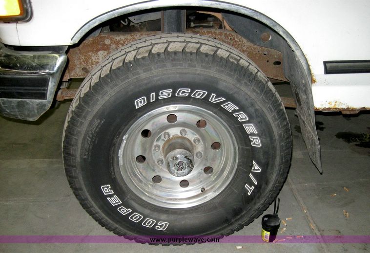 image for item 3181 1997 Ford F-250 pickup truck