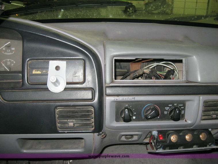 image for item 3181 1997 Ford F-250 pickup truck