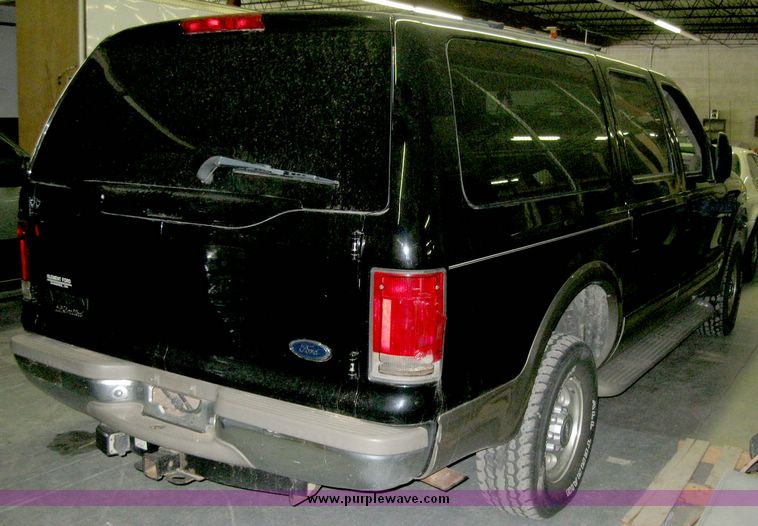 image for item 3185 2000 Ford Excursion