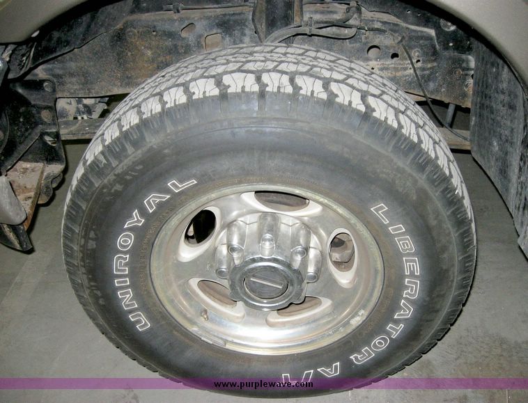 image for item 3185 2000 Ford Excursion