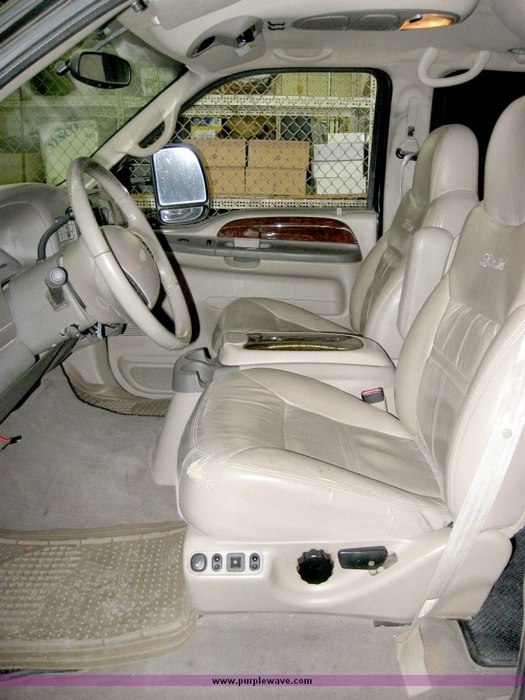 image for item 3185 2000 Ford Excursion