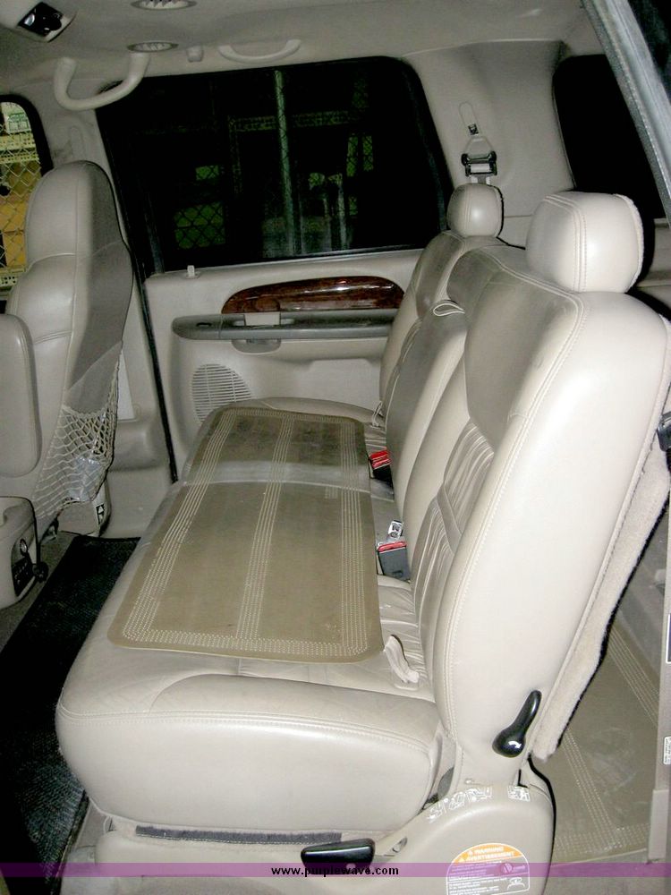 image for item 3185 2000 Ford Excursion