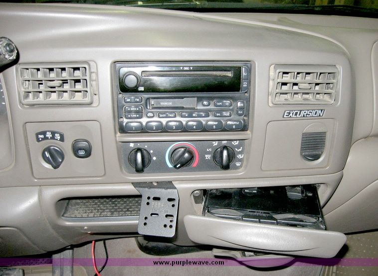 image for item 3185 2000 Ford Excursion