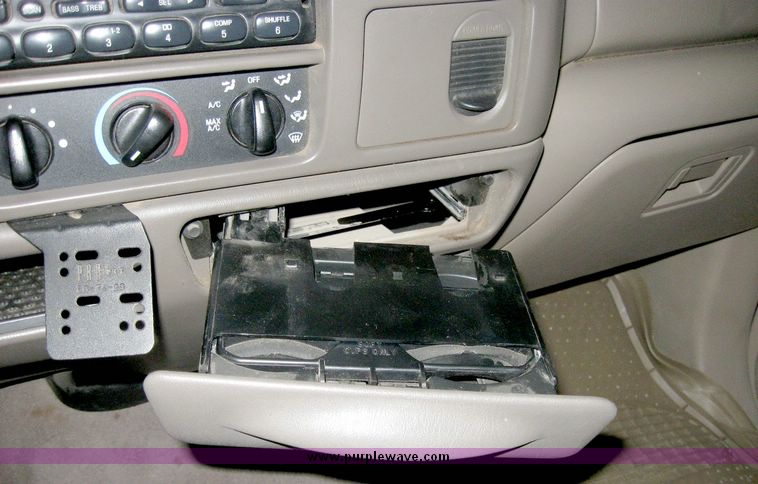 image for item 3185 2000 Ford Excursion