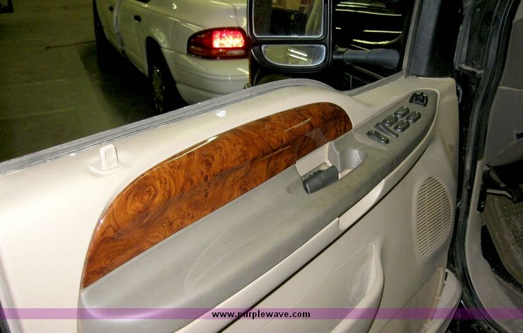 image for item 3185 2000 Ford Excursion