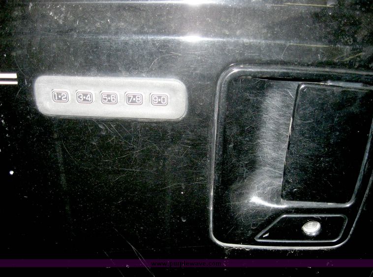 image for item 3185 2000 Ford Excursion