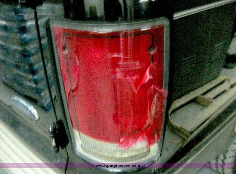 image for item 3185 2000 Ford Excursion