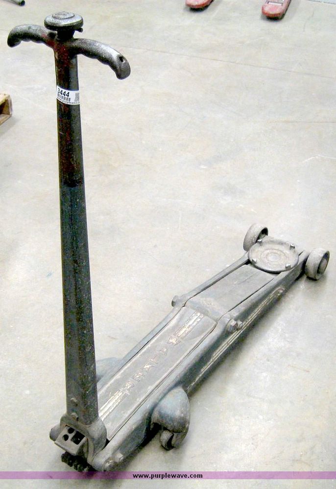 Walker 784 floor jack in Manhattan, KS Item 3444 sold Purple Wave