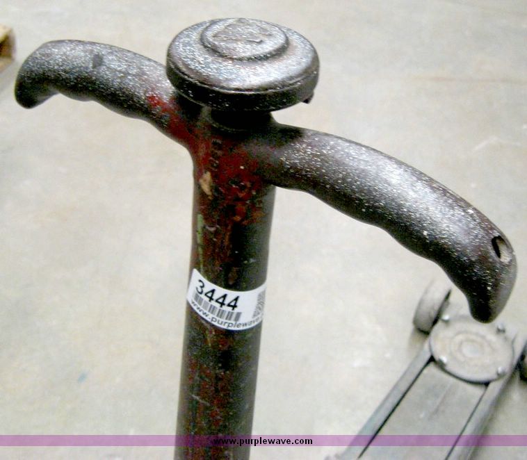 Walker 784 floor jack in Manhattan, KS Item 3444 sold Purple Wave