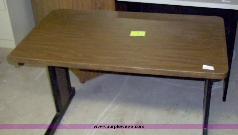 image for item 5035 Assorted desks and tables