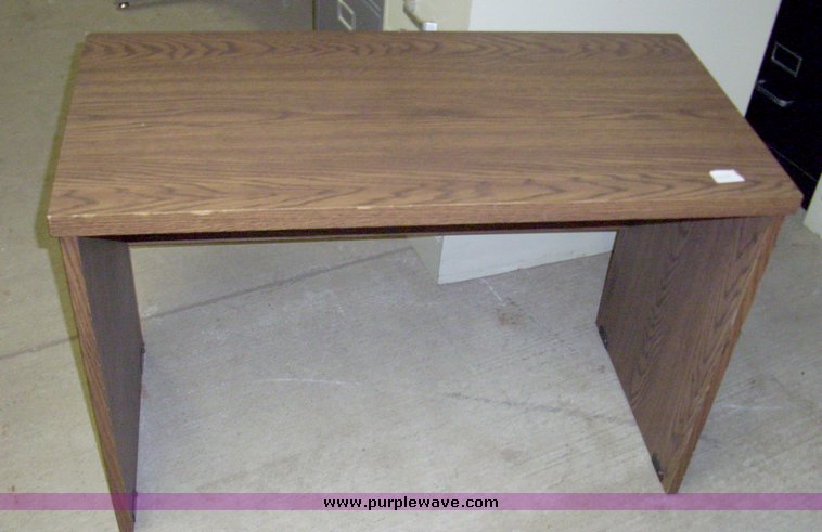 image for item 5035 Assorted desks and tables