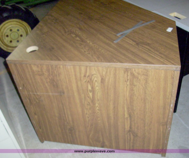 image for item 5035 Assorted desks and tables