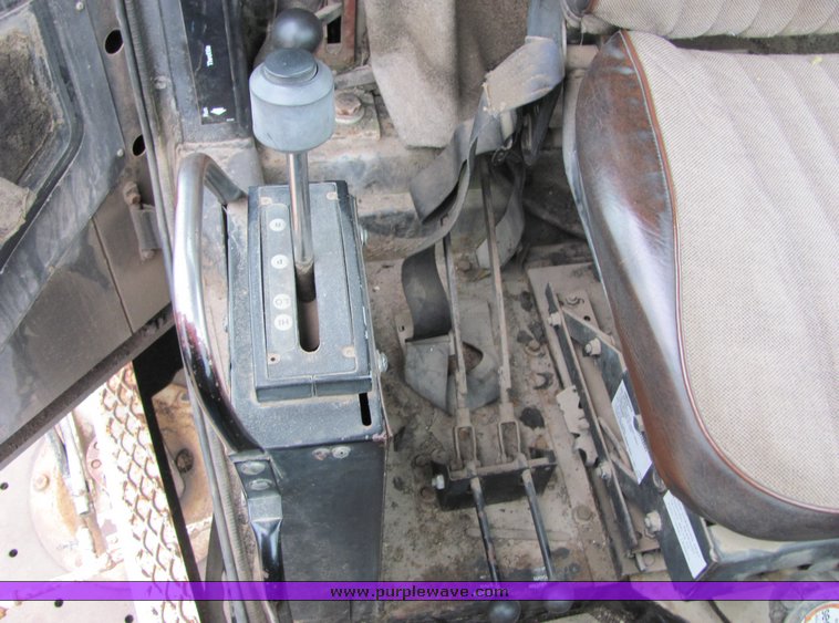 image for item 8034 1986 FMC Vanguard 3000 street sweeper