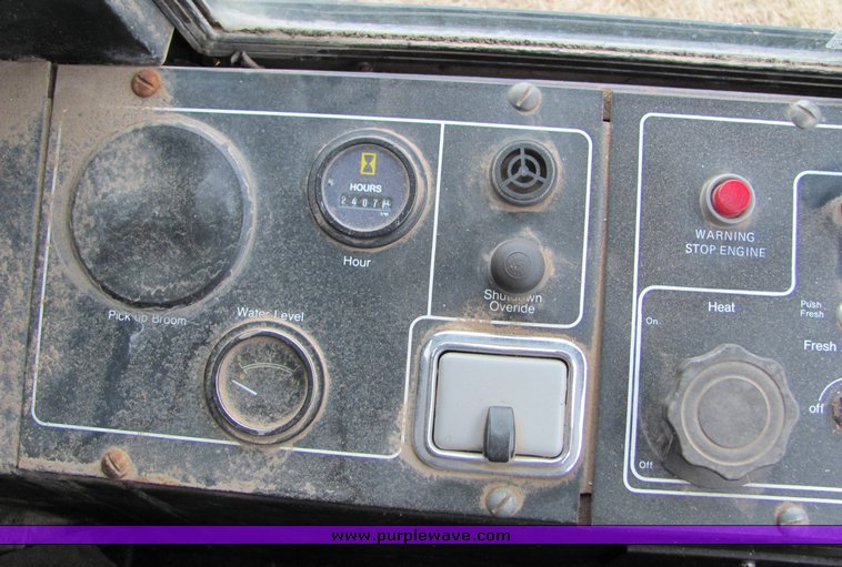 image for item 8034 1986 FMC Vanguard 3000 street sweeper