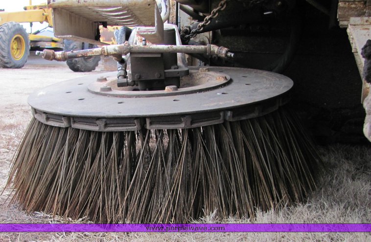 image for item 8034 1986 FMC Vanguard 3000 street sweeper