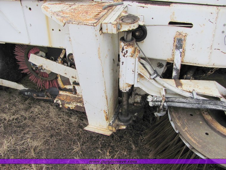 image for item 8034 1986 FMC Vanguard 3000 street sweeper