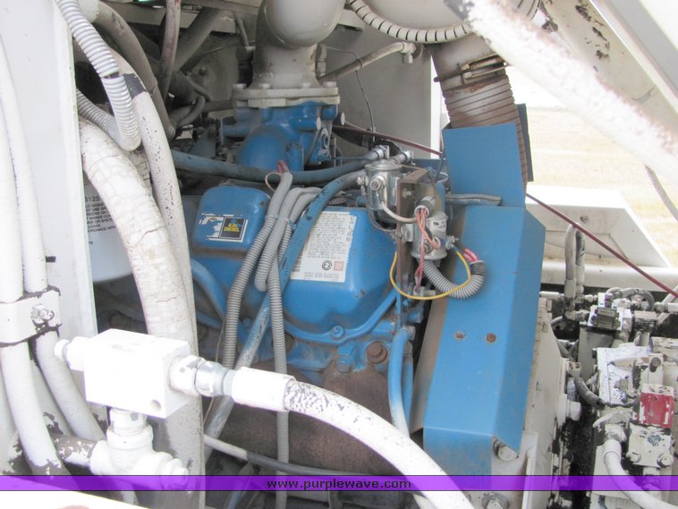 image for item 8034 1986 FMC Vanguard 3000 street sweeper