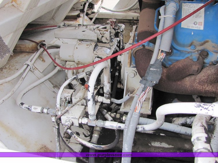 image for item 8034 1986 FMC Vanguard 3000 street sweeper