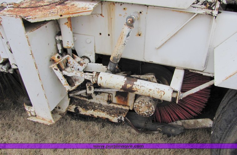 image for item 8034 1986 FMC Vanguard 3000 street sweeper