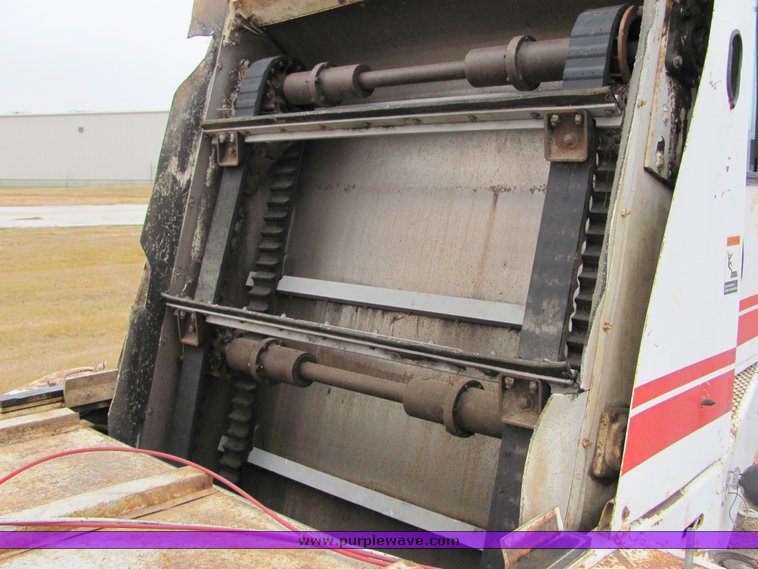 image for item 8034 1986 FMC Vanguard 3000 street sweeper