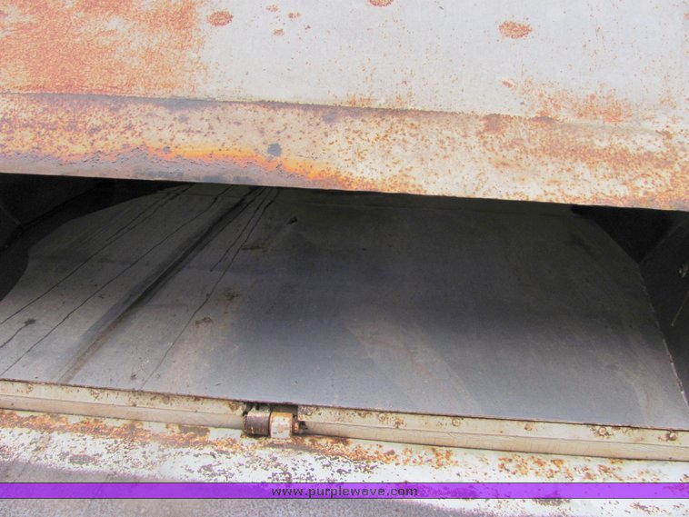 image for item 8034 1986 FMC Vanguard 3000 street sweeper