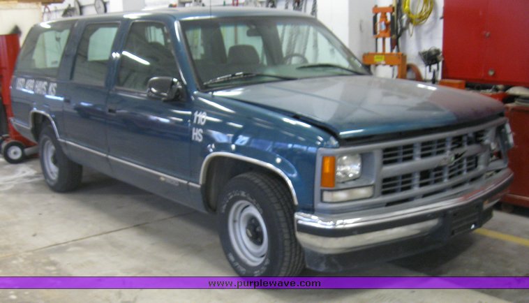 image for item 8441 1995 Chevrolet C1500 Suburban
