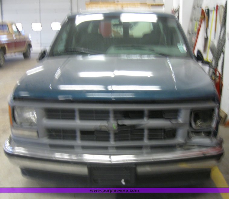 image for item 8441 1995 Chevrolet C1500 Suburban