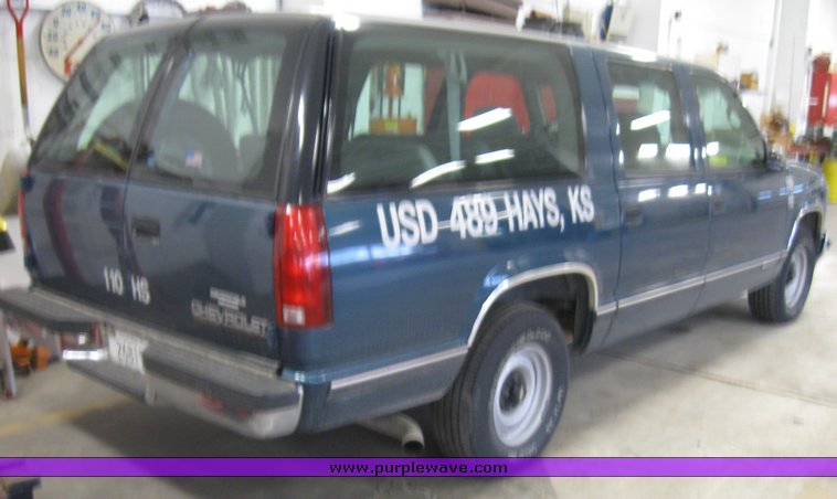 image for item 8441 1995 Chevrolet C1500 Suburban