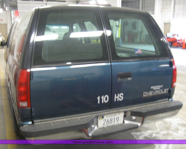 image for item 8441 1995 Chevrolet C1500 Suburban
