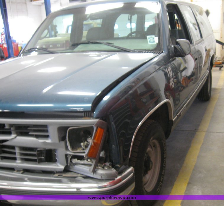 image for item 8441 1995 Chevrolet C1500 Suburban