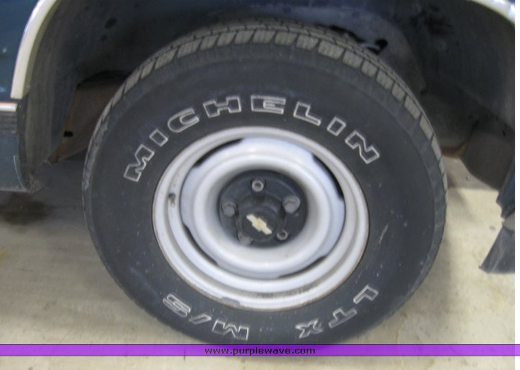 image for item 8441 1995 Chevrolet C1500 Suburban