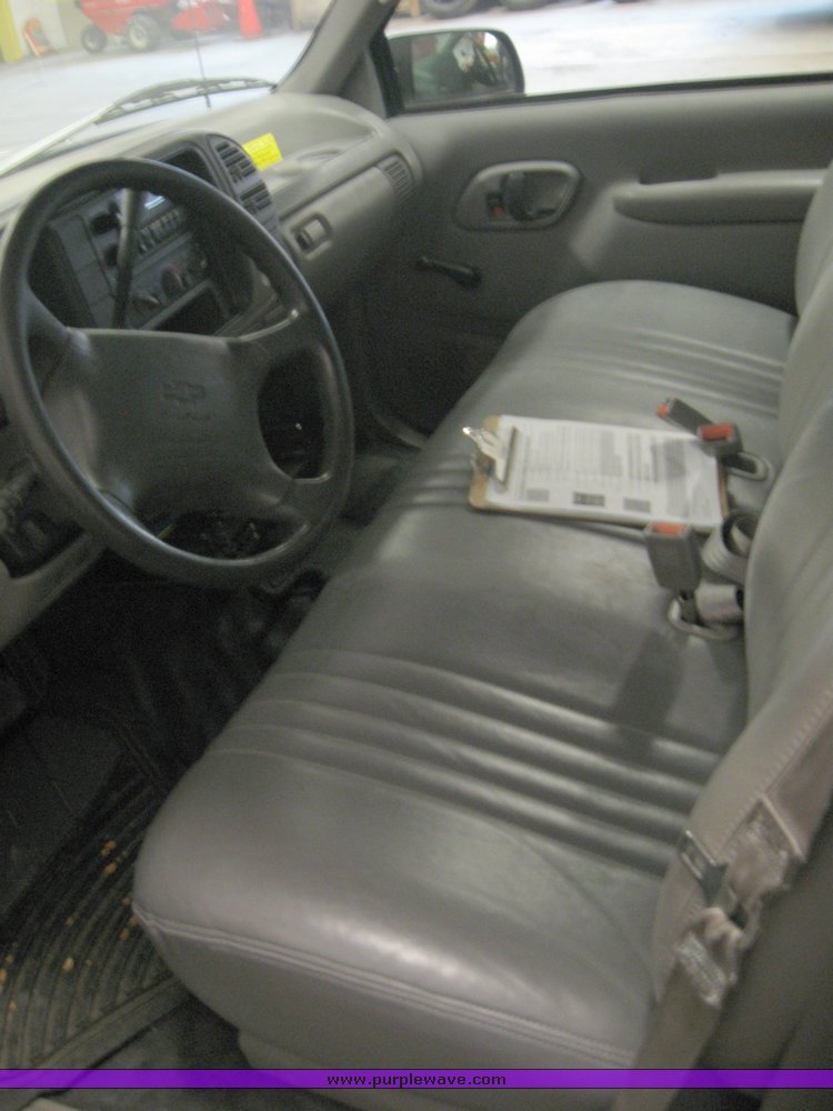 image for item 8441 1995 Chevrolet C1500 Suburban