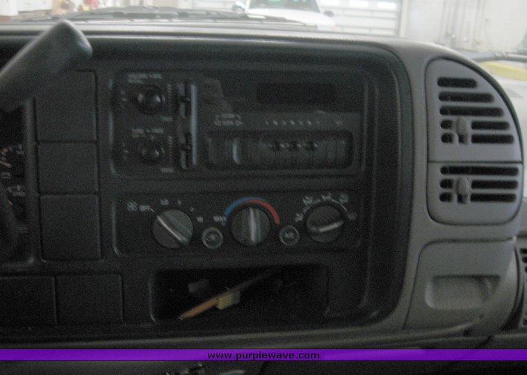 image for item 8441 1995 Chevrolet C1500 Suburban