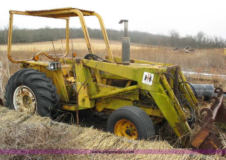 image for item 8933 1974 International 2500 tractor with loader