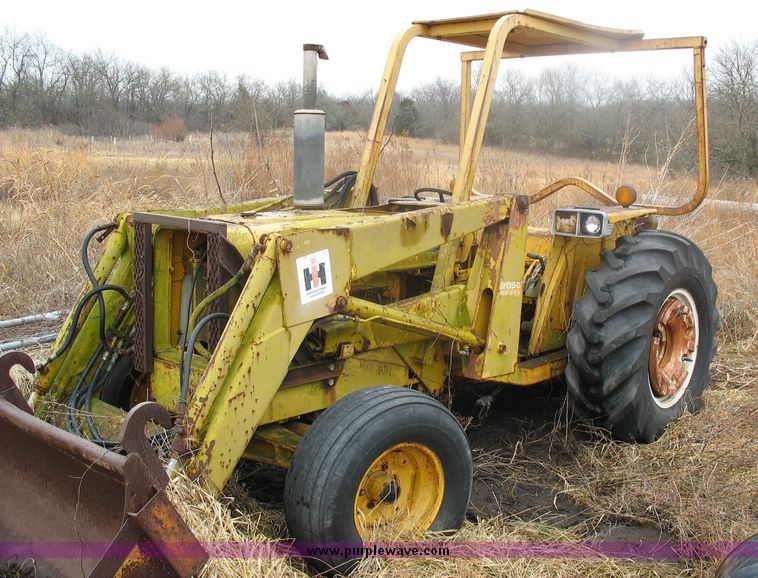 image for item 8933 1974 International 2500 tractor with loader