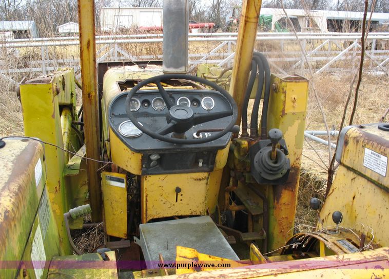 image for item 8933 1974 International 2500 tractor with loader