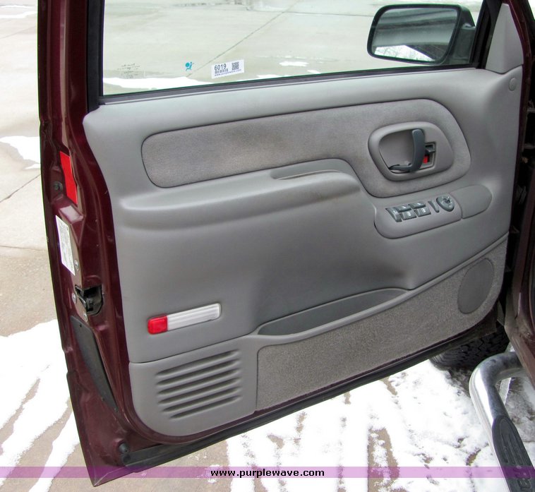 image for item 6019 1998 GMC Suburban K1500