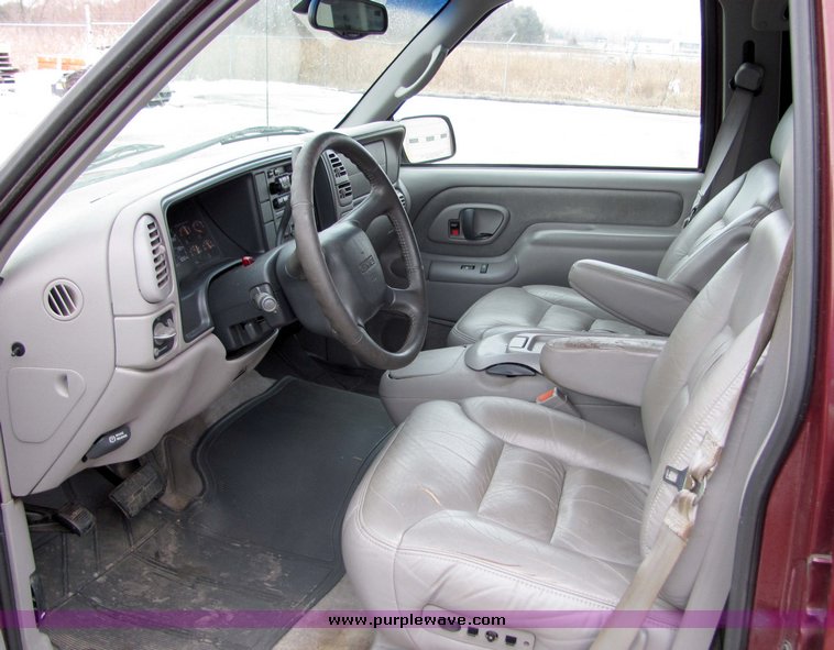 image for item 6019 1998 GMC Suburban K1500