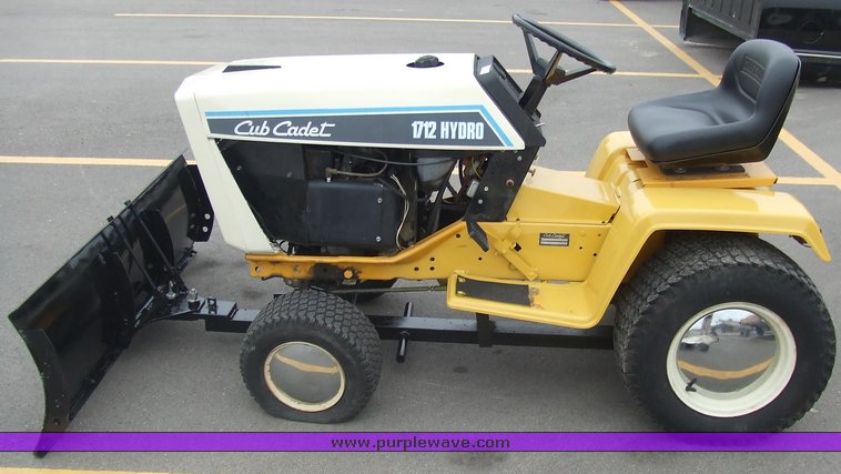 image for item 6627 Cub Cadet 1716 riding lawn mower