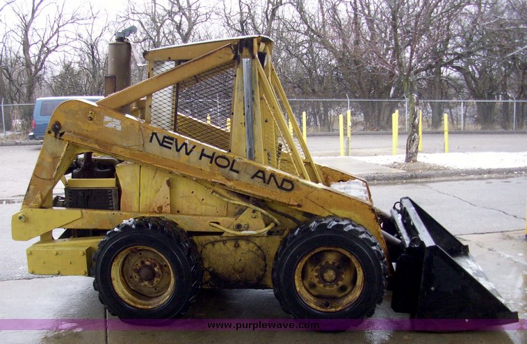 image for item 5081 New Holland L775 skid steer