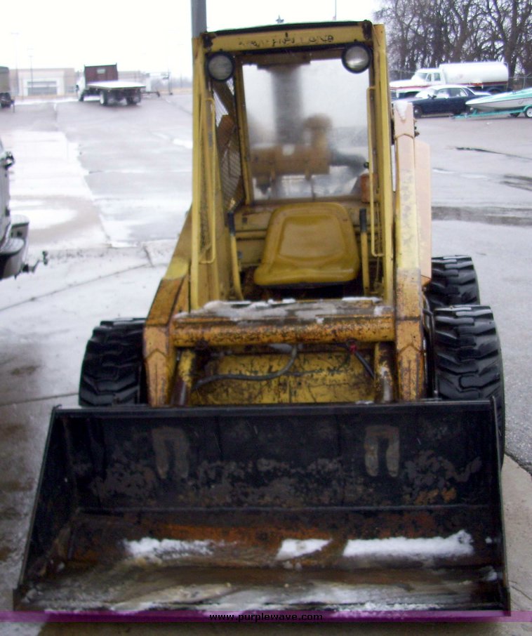 image for item 5081 New Holland L775 skid steer
