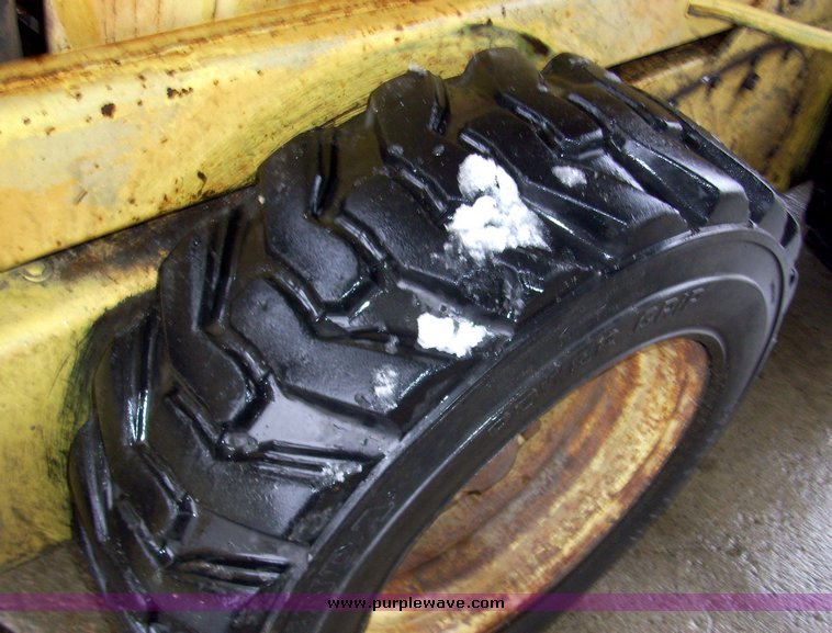 image for item 5081 New Holland L775 skid steer