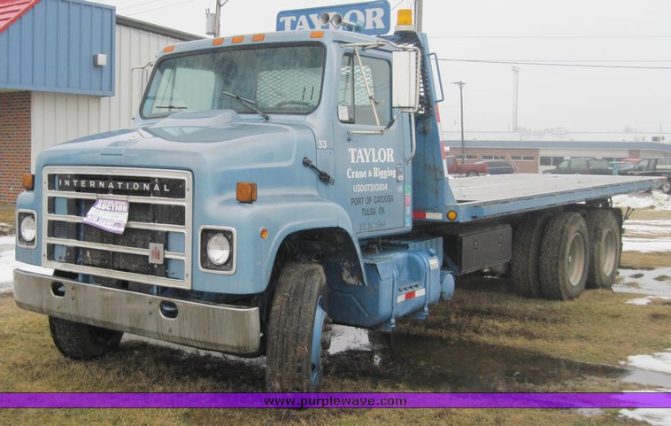 image for item 5105 1985 International F2375 24' rollback truck