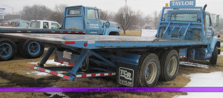 image for item 5105 1985 International F2375 24' rollback truck