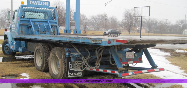 image for item 5105 1985 International F2375 24' rollback truck