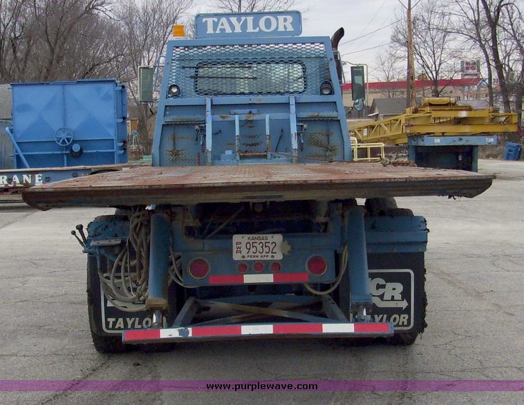 image for item 5105 1985 International F2375 24' rollback truck