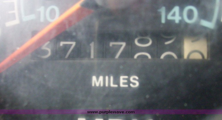 image for item 5105 1985 International F2375 24' rollback truck