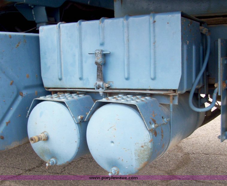 image for item 5105 1985 International F2375 24' rollback truck